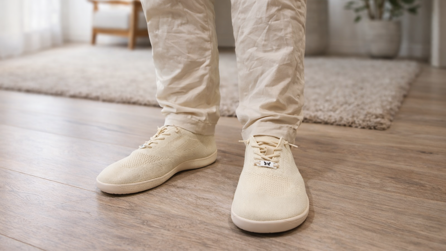 Beżowe buty barefoot Butfly na stopach