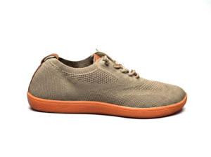 Khaki buty barefoot Butfly na płaskiej powierzchni