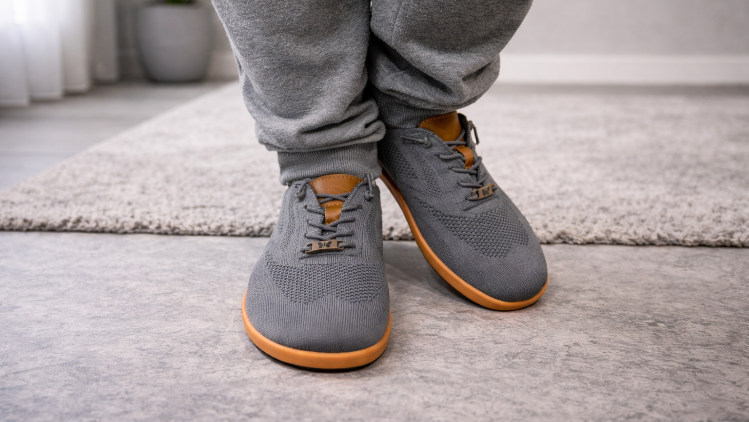 Szare buty barefoot Butfly na stopach